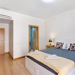 Rossi's Ap Apartament