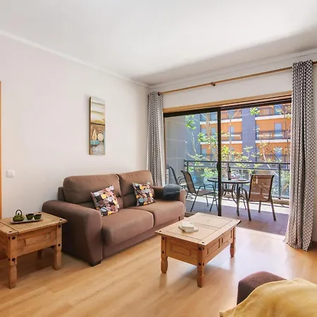 Rossi's Ap Apartment *